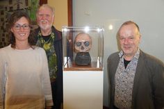 Die Replik des Schädels wurde vom Künstler Thomas Theurer (re.) hergestellt. Die Ausstellung in Dahme eröffneten Projektleiter Dr. Jürgen Möller und Bürgermeisterin Stefanie Friedrich-Suhr.