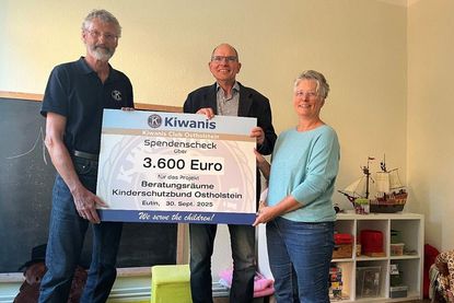 Dr. Michael Weber (Kiwanis Club Ostholstein e.V.) übergibt den Spendenscheck an DKSB OH Geschäftsführer Martin Liegmann und Birgit Felithan vom Kinderschutzzentrum Neustadt (v. lks.).