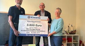 Dr. Michael Weber (Kiwanis Club Ostholstein e.V.) übergibt den Spendenscheck an DKSB OH Geschäftsführer Martin Liegmann und Birgit Felithan vom Kinderschutzzentrum Neustadt (v. lks.).