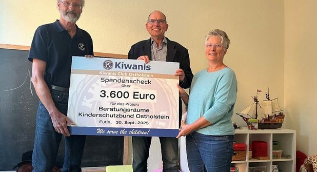 Dr. Michael Weber (Kiwanis Club Ostholstein e.V.) übergibt den Spendenscheck an DKSB OH Geschäftsführer Martin Liegmann und Birgit Felithan vom Kinderschutzzentrum Neustadt (v. lks.).