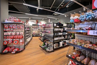 Die neue Filiale bietet ein vielseitiges Non-Food-Sortiment mit rund 10.000 dauerhaft verfügbaren Artikeln sowie etwa 8.000 Aktions- und Saisonprodukten.