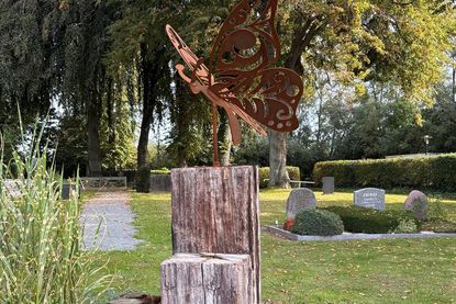 Der Schmetterling steht als Symbol für die Hoffnung auf Auferstehung.