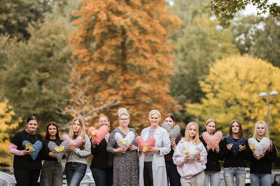 Schülerinnen und Schüler der Fachpraxisgruppe 7 der Ausbildungsvorbereitung der Beruflichen Schule Eutin; Susanne Quentmeier, Larissa Ehlers, Dr. Hilke Wendt (in der Mitte v. lks.).