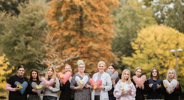Schülerinnen und Schüler der Fachpraxisgruppe 7 der Ausbildungsvorbereitung der Beruflichen Schule Eutin; Susanne Quentmeier, Larissa Ehlers, Dr. Hilke Wendt (in der Mitte v. lks.).