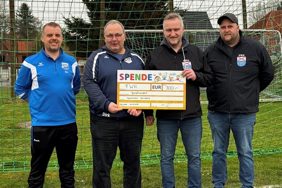 Sven Thode (2. Vorsitzender), Dirk Behnke (1. Vorsitzender) sowie der Vorsitzende der Freien Wähler Harmsdorf, Ingo Plähn in Begleitung von Tim Andreas (v. lks.). (Foto: Astrid Schock)