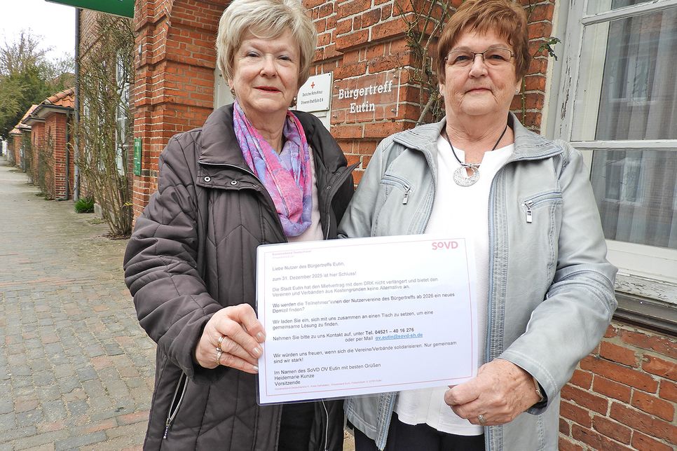 Dass die Vorsitzende des Eutiner Ortsverbandes des Sozialverbandes Deutschland, Heidemarie Kunze, und Vorstandsmitglied Barbara Matthiensen (li.) trotz einer tollen Bilanz ernst in die Zukunft schauen, liegt daran, dass zum Jahresende der Bürgertreff in der Stolbergstraße als Veranstaltungsort wegfällt. Das Gebäude gehört dem DRK Ostholstein, der entsprechende Mietvertrag ist durch die Stadt Eutin nicht verlängert worden. Eine prekäre Lage für den SoVD: „Es fehlt an Räumen für das so vielgelobte ehrenamtliche Engagement“, stellt Kunze fest. Ihre Hoffnung: „Möglicherweise kann man sich mit anderen Vereinen und Gruppen vernetzen.“