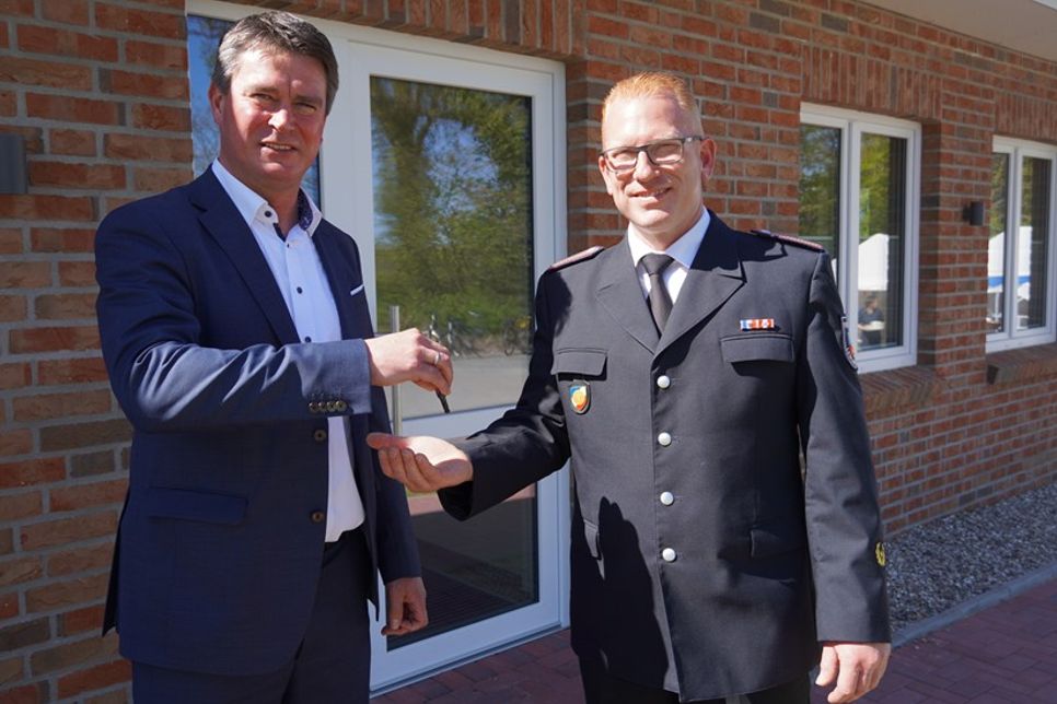 Offizielle Schlüsselübergabe des neuen Feuerwehrhauses von Bürgermeister Michael Robien an Ortswehrführer Frank Paustian.