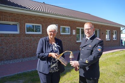 Kreispräsidentin Petra Kirner übergab die Ehrengabe des Landes Schleswig-Holstein an Ortswehrführer Frank Paustian.