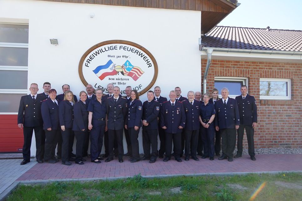 Die Freiwillige Feuerwehr Lensahnerhof besteht aus 18 aktiven Einsatzkräften und Mitgliedern der Ehrenabteilung. Die Frauenquote liegt bei starken 30 Prozent.