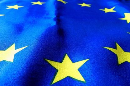 Die EU-Flagge mit ihren 12 Sternchen ist als Symbol der Vollkommenheit, Vollständigkeit und Einheit gedacht.