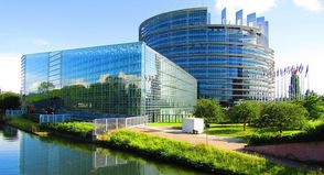 Das Europäische Parlament in Straßburg. Das Alter für die Wahlberechtigung bei Europawahlen ist erstmals für die kommende Wahl von bisher 18 auf 16 Jahre herabgesetzt worden. (Foto: Pixabay)