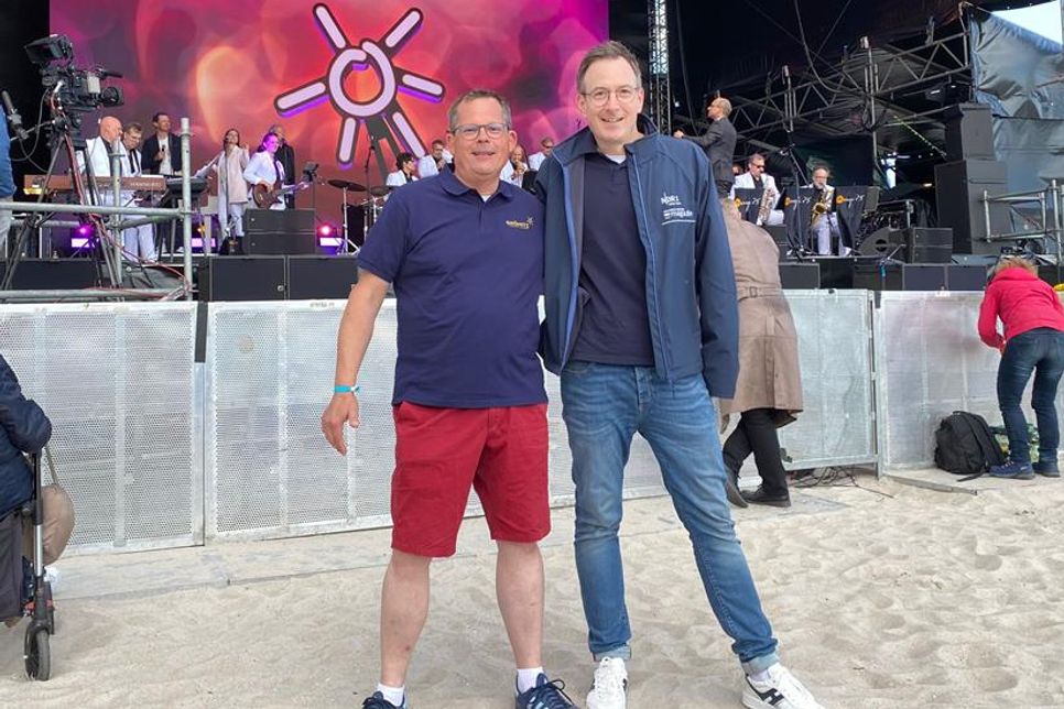 Bürgermeister Sebastian Rieke mit NDR1 Welle Nord-Morgenmoderator Horst Hoof (re.).