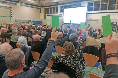 Grüne Pappe hieß: Grünes Licht – Die Mehrheit der Einwohnerversammlung stimmte für Hoffmanns Vorschlag.