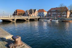 Zuerst muss die Hafenbrücke abgerissen und neu gebaut werden, erst dann kann die neue Holzbrücke für den Fuß- und Radverkehr fertiggestellt werden.