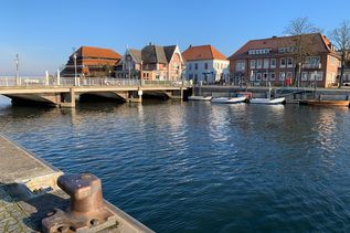 Zuerst muss die Hafenbrücke abgerissen und neu gebaut werden, erst dann kann die neue Holzbrücke für den Fuß- und Radverkehr fertiggestellt werden.