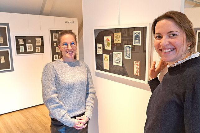 Dr. Julia Hümme (links) und Sophie Matuszczak haben aus 4000 Exlibris eine Auswahl von gut 380 Exponaten zusammengestellt.
