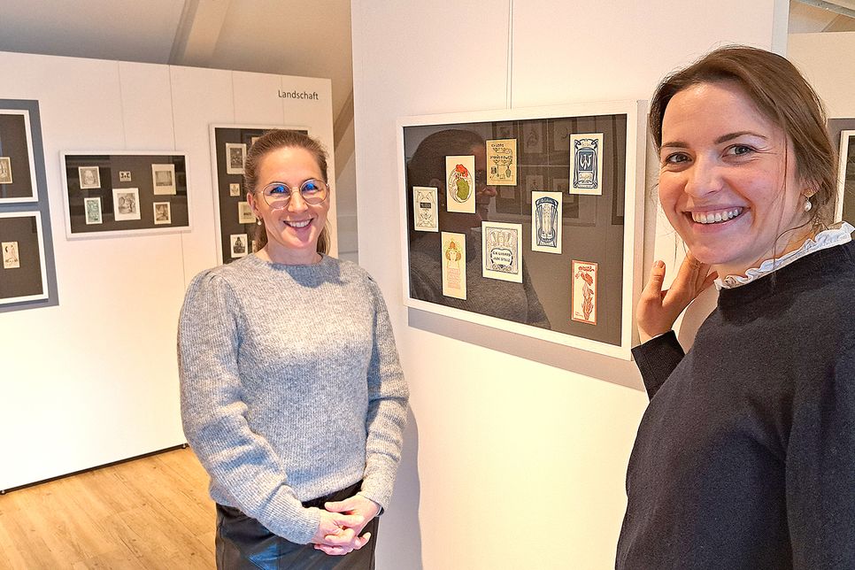 Dr. Julia Hümme (links) und Sophie Matuszczak haben aus 4000 Exlibris eine Auswahl von gut 380 Exponaten zusammengestellt.