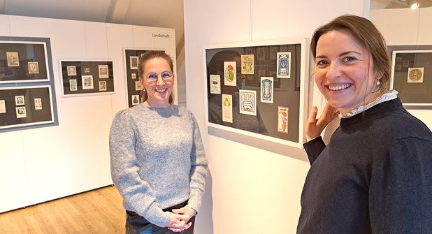 Dr. Julia Hümme (links) und Sophie Matuszczak haben aus 4000 Exlibris eine Auswahl von gut 380 Exponaten zusammengestellt.