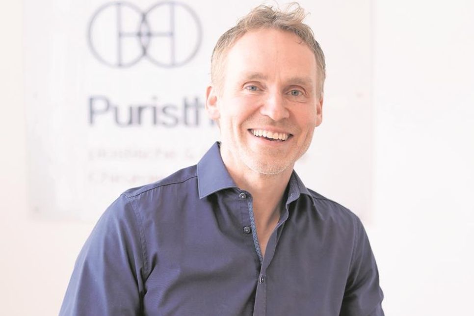 Dr. med. Dirk Heinichen empfängt seine Patientinnen und Patienten mit Erfahrung, norddeutscher Bodenständigkeit und dem Anspruch auf Natürlichkeit. (Fotos: Loewe)