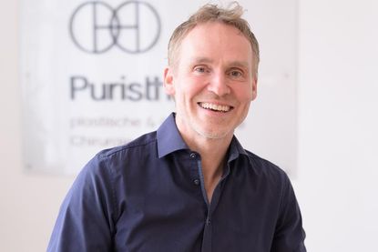 Dr. med. Dirk Heinichen empfängt seine Patientinnen und Patienten mit Erfahrung, norddeutscher Bodenständigkeit und dem Anspruch auf Natürlichkeit. (Fotos: Loewe)