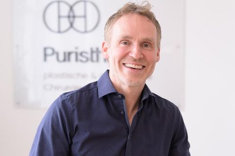 Dr. med. Dirk Heinichen empfängt seine Patientinnen und Patienten mit Erfahrung, norddeutscher Bodenständigkeit und dem Anspruch auf Natürlichkeit. (Fotos: Loewe)