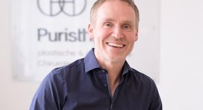Dr. med. Dirk Heinichen empfängt seine Patientinnen und Patienten mit Erfahrung, norddeutscher Bodenständigkeit und dem Anspruch auf Natürlichkeit. (Fotos: Loewe)