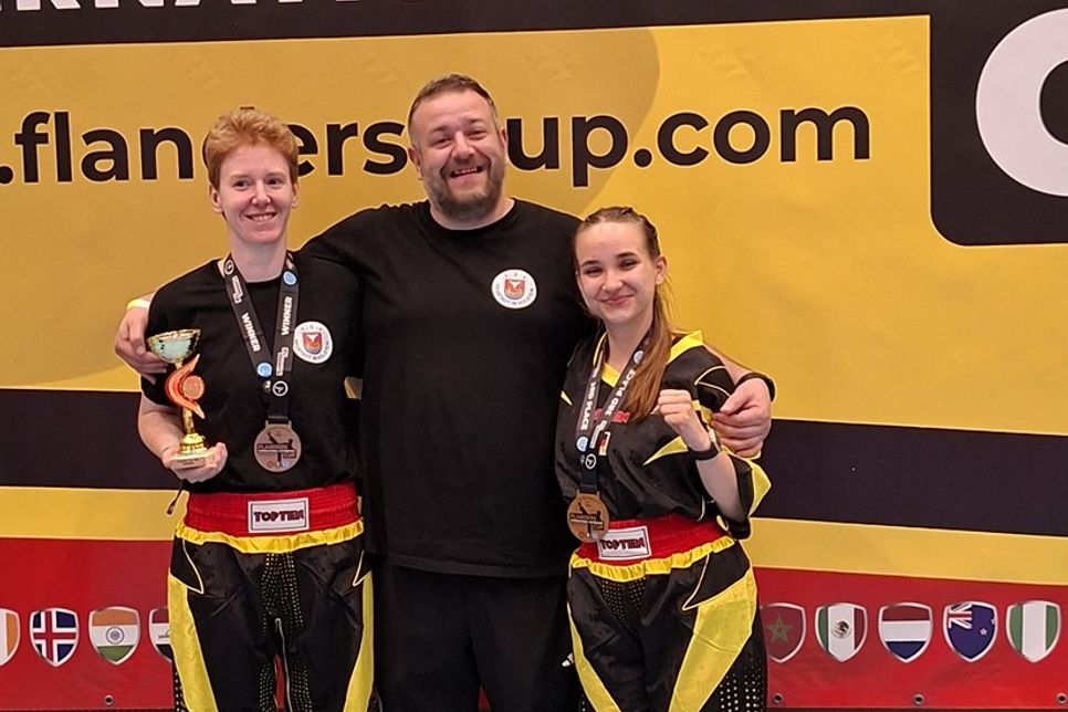 Nicole Didjoneit, Christopher Aumer, Oliwia Gajosinska (v. lks.).