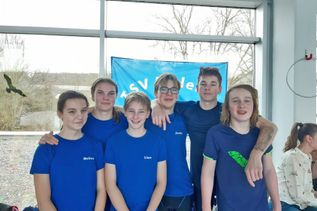 Zufriedene Gesichter beim Malenter Schwimm-Team nach einem erfolgreichen Nachwuchsschwimmfest.