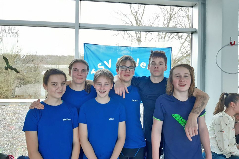 Zufriedene Gesichter beim Malenter Schwimm-Team nach einem erfolgreichen Nachwuchsschwimmfest.