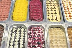 Das Eiscafé Banana Boat in Pelzerhaken serviert handwerklich hergestelltes Eis aus Bio Milch direkt an der Seebrücke.