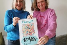 Susanne Heilmann (lks.) und Julia Dabelstein bei der Spendenübergabe.