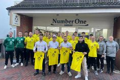 Der Barbershop „Number One“ und Familie Fares sponsern die Fußball-Herrenmannschaften des TSV Neustadt.