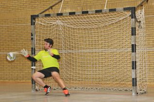 Die Entscheidung – Alex Seifert von A.S. Pirin hält den letzten 7-Meter im Finale und sichert seinem Team so den Turniersieg.