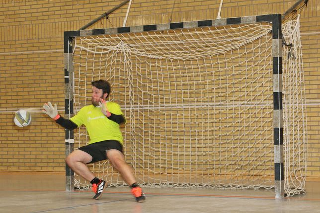 Die Entscheidung – Alex Seifert von A.S. Pirin hält den letzten 7-Meter im Finale und sichert seinem Team so den Turniersieg.