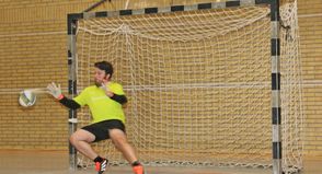 Die Entscheidung – Alex Seifert von A.S. Pirin hält den letzten 7-Meter im Finale und sichert seinem Team so den Turniersieg.