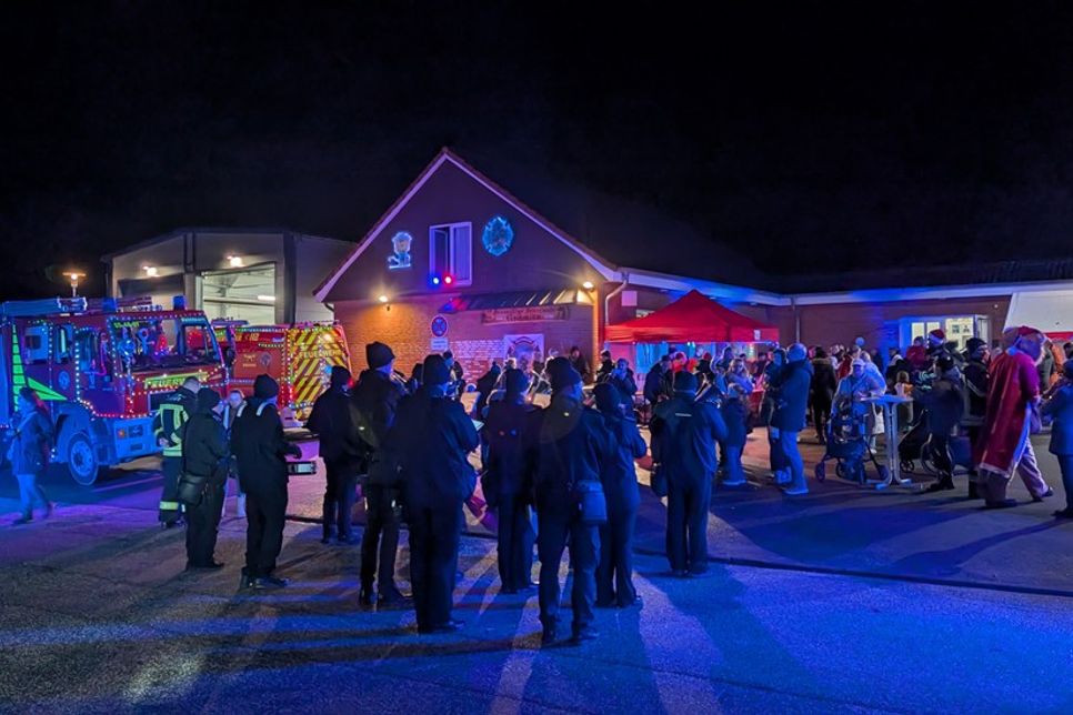 Viele kleine und große Gäste kamen zum Feuerwehrgerätehaus.