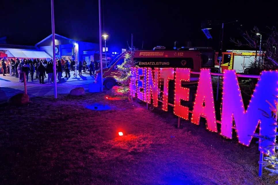 Die Illumination des einteam-Hashtags ist auch Teil der Grömitzer Winterlichter.