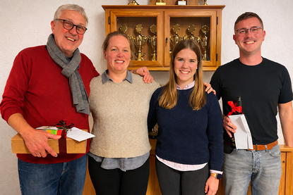 Mit einem Präsent und vielen Dankesworten wurden der Abteilungsleiter Uwe Heisler (lks.) und Kassenwart Marek Stobbe (re.) aus ihren Ämtern verabschiedet. Juliane Stabe (2. v. lks.) ist neue Abteilungsleiterin und Johanna Landt (2. v. re.) übernimmt das Amt der Kassenwartin.