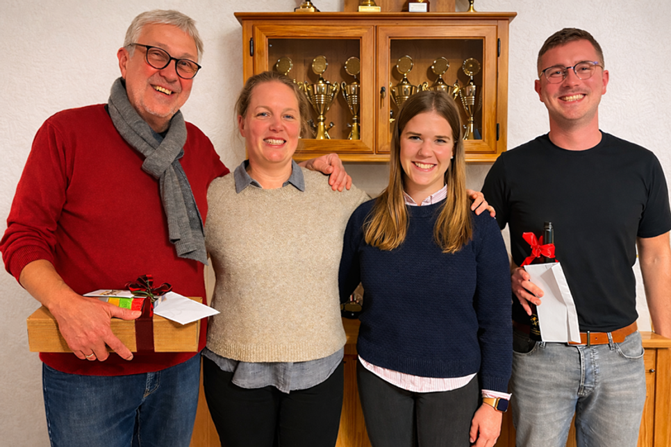 Mit einem Präsent und vielen Dankesworten wurden der Abteilungsleiter Uwe Heisler (lks.) und Kassenwart Marek Stobbe (re.) aus ihren Ämtern verabschiedet. Juliane Stabe (2. v. lks.) ist neue Abteilungsleiterin und Johanna Landt (2. v. re.) übernimmt das Amt der Kassenwartin.