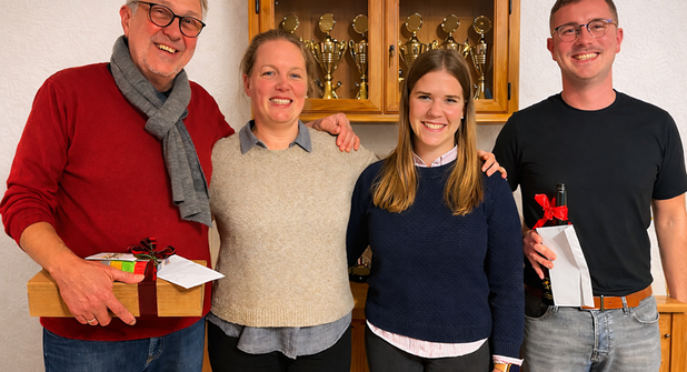 Mit einem Präsent und vielen Dankesworten wurden der Abteilungsleiter Uwe Heisler (lks.) und Kassenwart Marek Stobbe (re.) aus ihren Ämtern verabschiedet. Juliane Stabe (2. v. lks.) ist neue Abteilungsleiterin und Johanna Landt (2. v. re.) übernimmt das Amt der Kassenwartin.