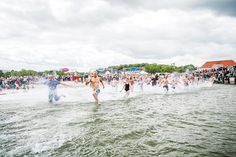 Der Badespaß beginnt: Großes Anbaden in Travemünde