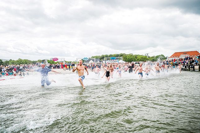 Der Badespaß beginnt: Großes Anbaden in Travemünde