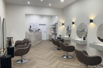 Was als Kosmetikstudio begann, vereint heute mit einem modernen Beauty-Konzept, das Friseurhandwerk und hochwertige Kosmetik unter einem Dach.