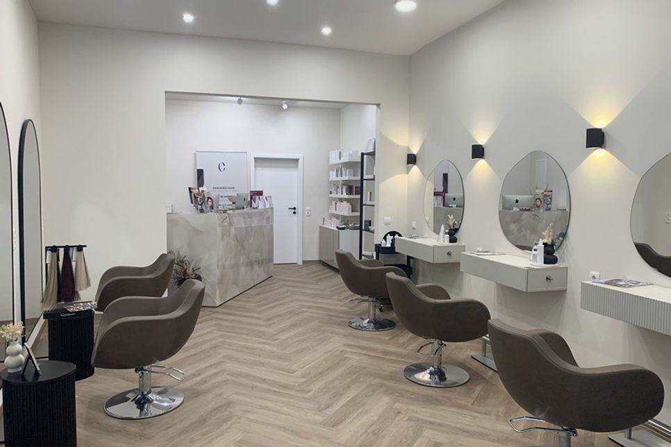 Was als Kosmetikstudio begann, vereint heute mit einem modernen Beauty-Konzept, das Friseurhandwerk und hochwertige Kosmetik unter einem Dach.
