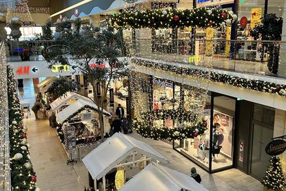 Geschenke aller Art finden sich an den liebevoll geschmückten Buden auf dem Weihnachtsmarkt in der Mall des Citti-Parks.