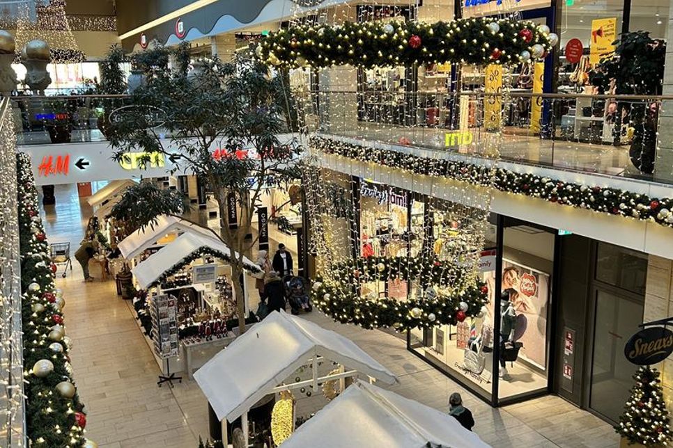 Geschenke aller Art finden sich an den liebevoll geschmückten Buden auf dem Weihnachtsmarkt in der Mall des Citti-Parks.