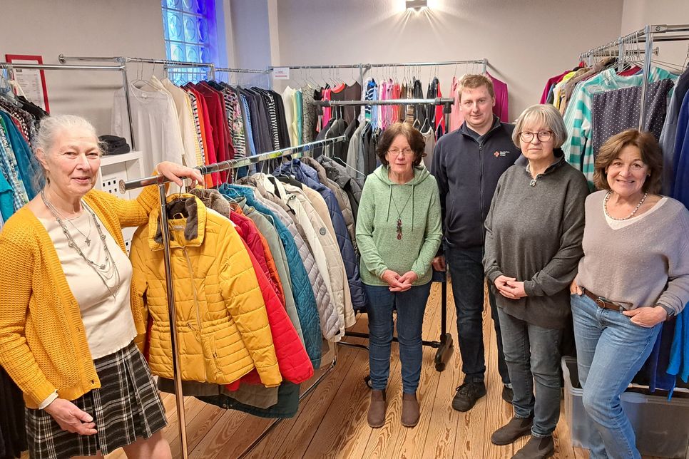 Carmen H. Walter, Angelika Hamelau, Nico Menath, Annegret Schnell-Brenneis und Maria Johannsen (v.l.) präsentieren im „Anziehpunkt“ ein Angebot für jedermann.