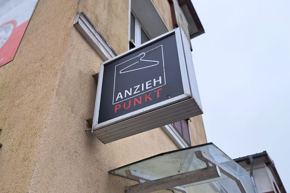 Das Schild an der Hausfront in der Elisabethstraße 17 weist den Weg zur DRK-Kleiderkammer.