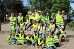 Mit den neuen Warnwesten können die Kinder bei Ausflügen und Spaziergängen gut sichtbar und sicher unterwegs sein.