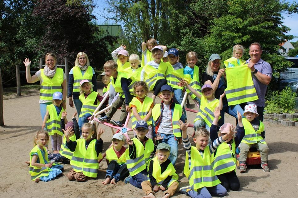 Mit den neuen Warnwesten können die Kinder bei Ausflügen und Spaziergängen gut sichtbar und sicher unterwegs sein.